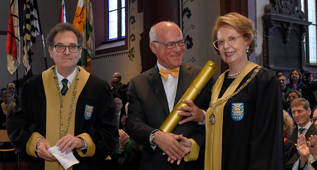 Entrepreneur Klaus Endress earned an honorary doctorate from the Faculty of Business and Economics. (Photo: University of Basel, Christian Flierl)