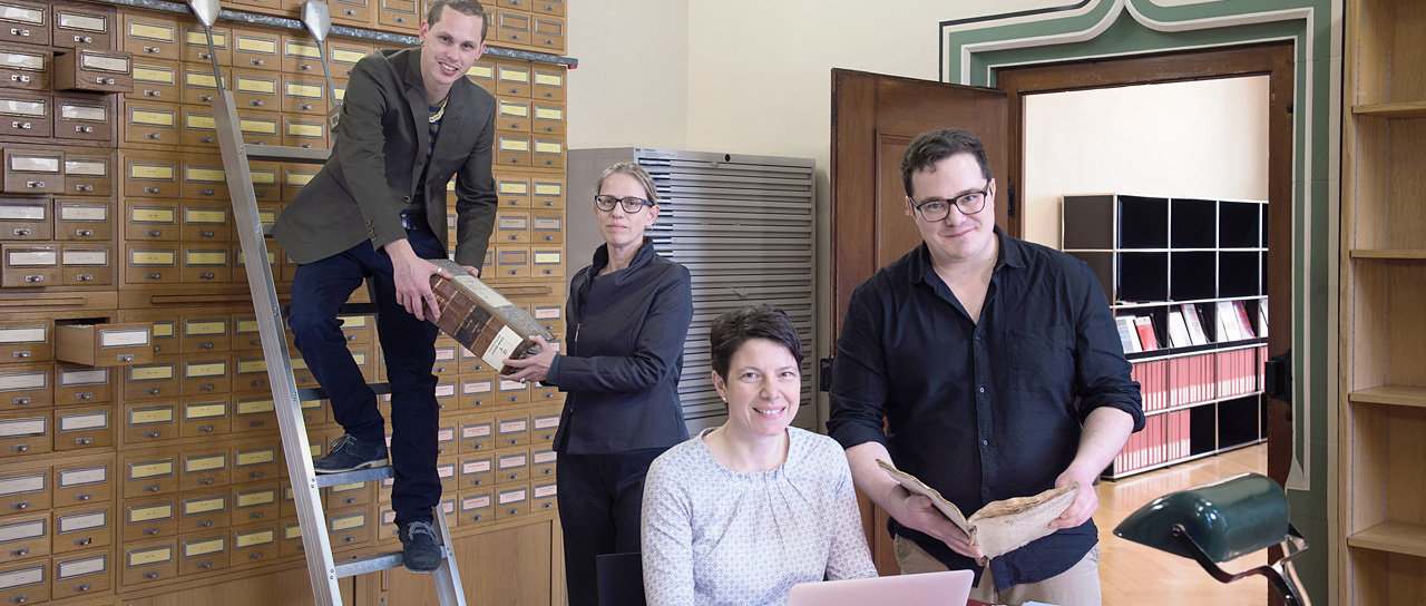 Machen Dokumente der Basler Finanzverwaltung aus dem 16. Jahrhundert digital zugänglich: Jonas Sagelsdorff, Prof. Susanna Burghartz, Sonia Calvi und Lukas Meili. (Bild: Universität Basel, Departement Geschichte/Aissa Tripodi)
