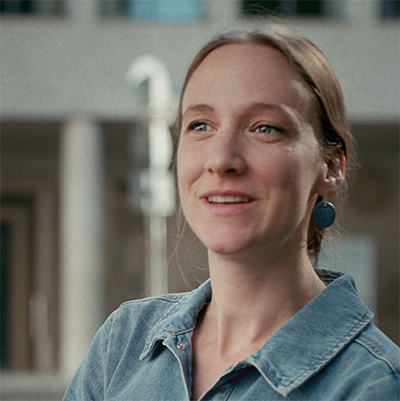 Eine junge Frau im Porträt. Ausschnitt aus dem Film über die Kinderkrippe der Universität Basel