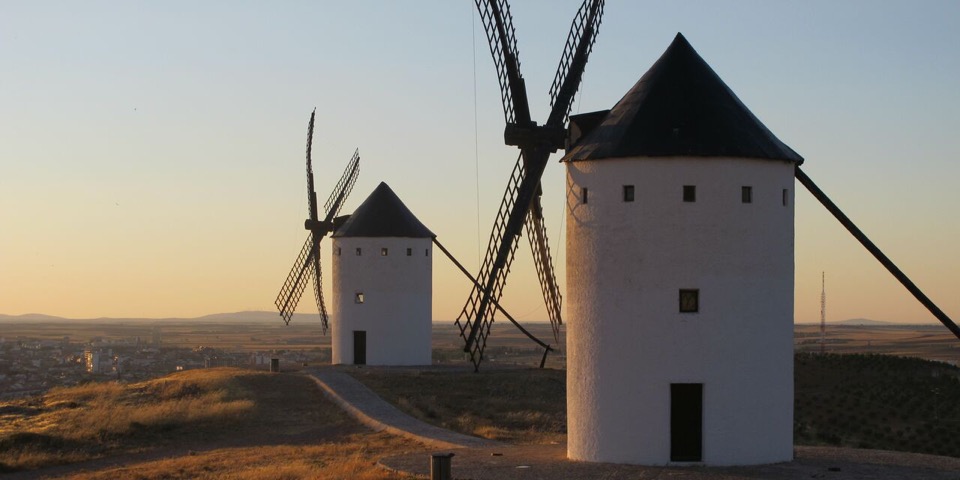 Eine Fotografie welche spanische Windmühlen zeigt.