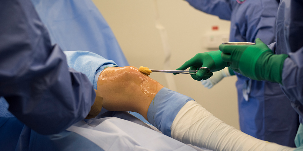 Vorbereitung eines Patienten auf eine Knie-OP