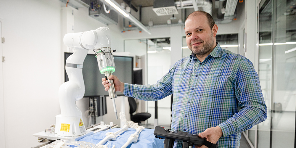 Georg Rauter demonstriert einen Roboterarm 
