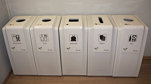 Recycling-Container für PET, Glas, Kehricht, Papier und Aluminium 