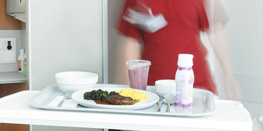 Tablett mit Mahlzeit in einem Spital. (Bild: Kantonsspital Aarau)