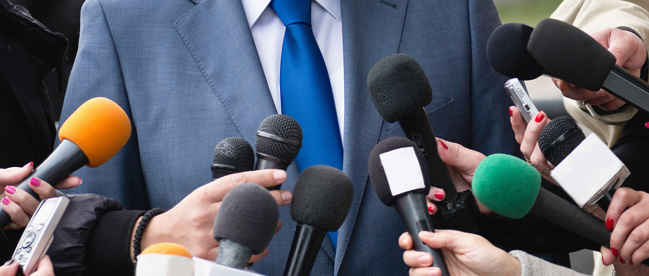 Politiker vor Mikrofonen