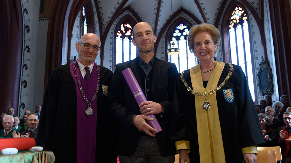 The Faculty of Theology makes writer children’s musician Andrew Bond an honorary doctor. (Image: University of Basel, Christian Flierl)