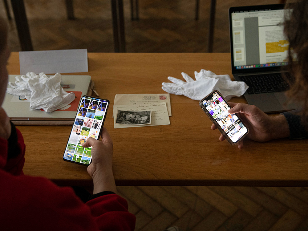Studierende zeigen ihr persönlichen Fotoarchiv auf dem Smartphone Studierende zeigen ihr persönlichen Fotoarchiv auf dem Smartphone