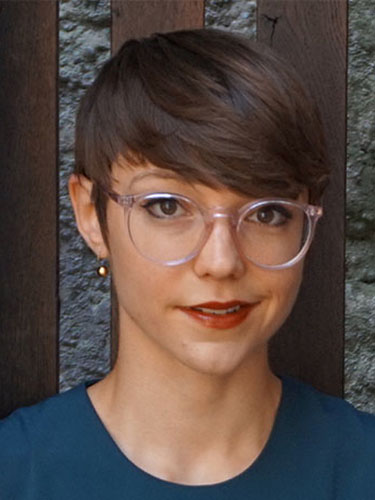Junge Frau mit dunklen kurzen Haaren und Brille. Junge Frau mit dunklen kurzen Haaren und Brille.