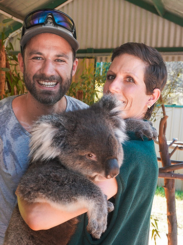 Basil Hatz und Letizia Scholl mit einem Koala. 