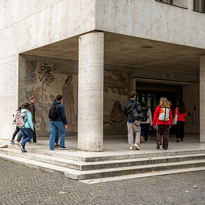 Studierende gehen ins Kollegienhaus der Universität Basel.