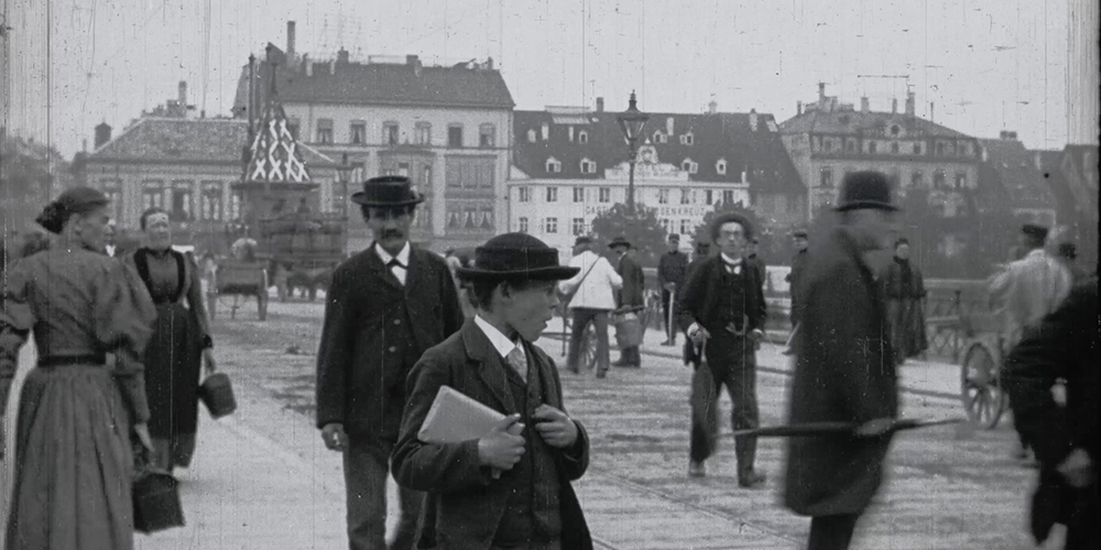 Ausschnitt aus dem ältesten Basler Film von 1896: Viele Protagonisten konnten nun mit Namen identifiziert werden, so der in die Kamera blickende Seidenfabrikant Achilles Lotz-Trueb links von der Bildmitte (Bild: Institut Lumière, Lyon).