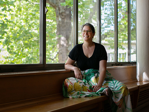 Susanna Zimmermann am Fenster des Kollegienhauses sitzend Susanna Zimmermann am Fenster des Kollegienhauses sitzend