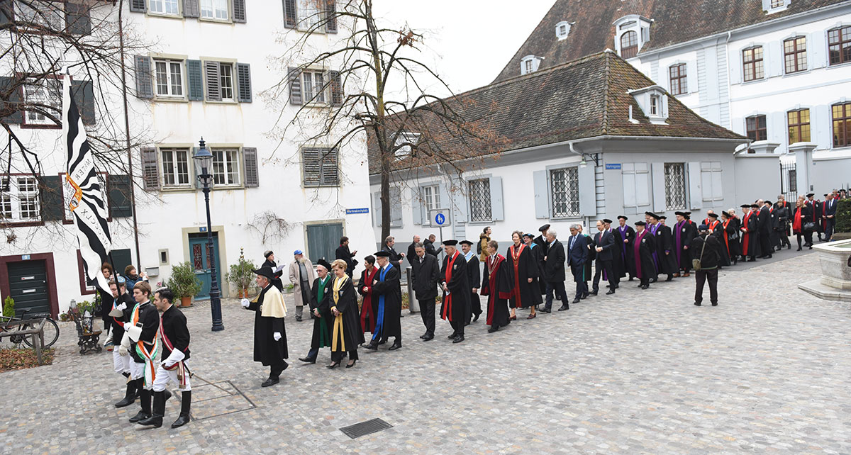 The procession is led by the University Council, followed by the University flag and the beadle of the university, who was responsible for administration of student activities until early in the 20th Century.