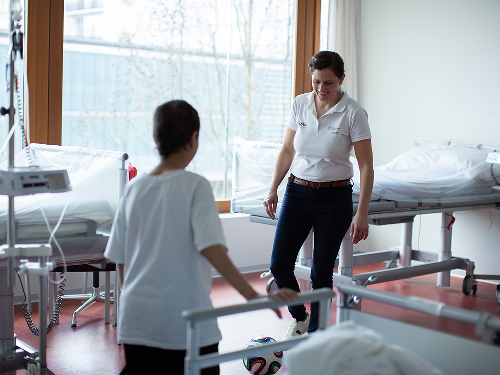 Fiona Streckmann mit einer jungen Patientin Fiona Streckmann mit einer jungen Patientin