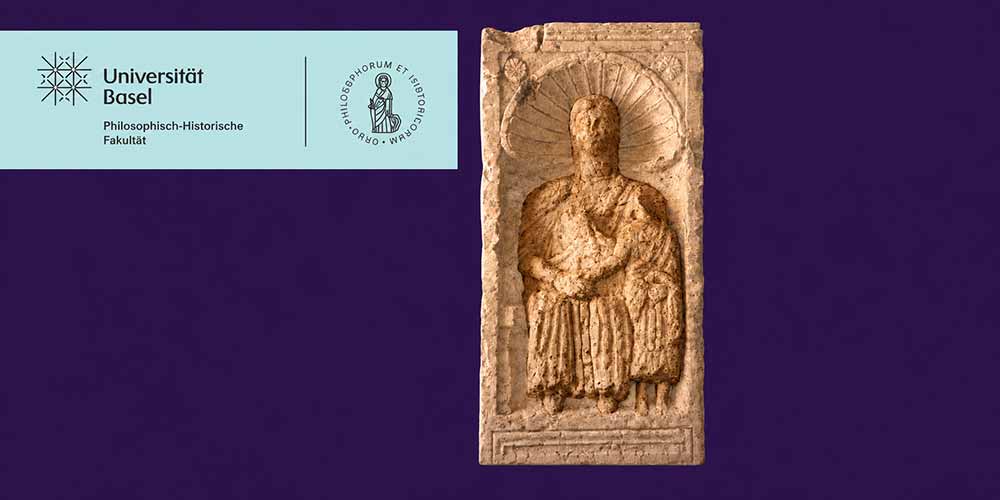 Antikes steinernes Relief einer stehenden Person mit strahlenförmigem Hintergrund auf dunkelviolettem Grund; links die Logos der Universität Basel und der Philosophisch-Historischen Fakultät. Antikes steinernes Relief einer stehenden Person mit strahlenförmigem Hintergrund auf dunkelviolettem Grund; links die Logos der Universität Basel und der Philosophisch-Historischen Fakultät.