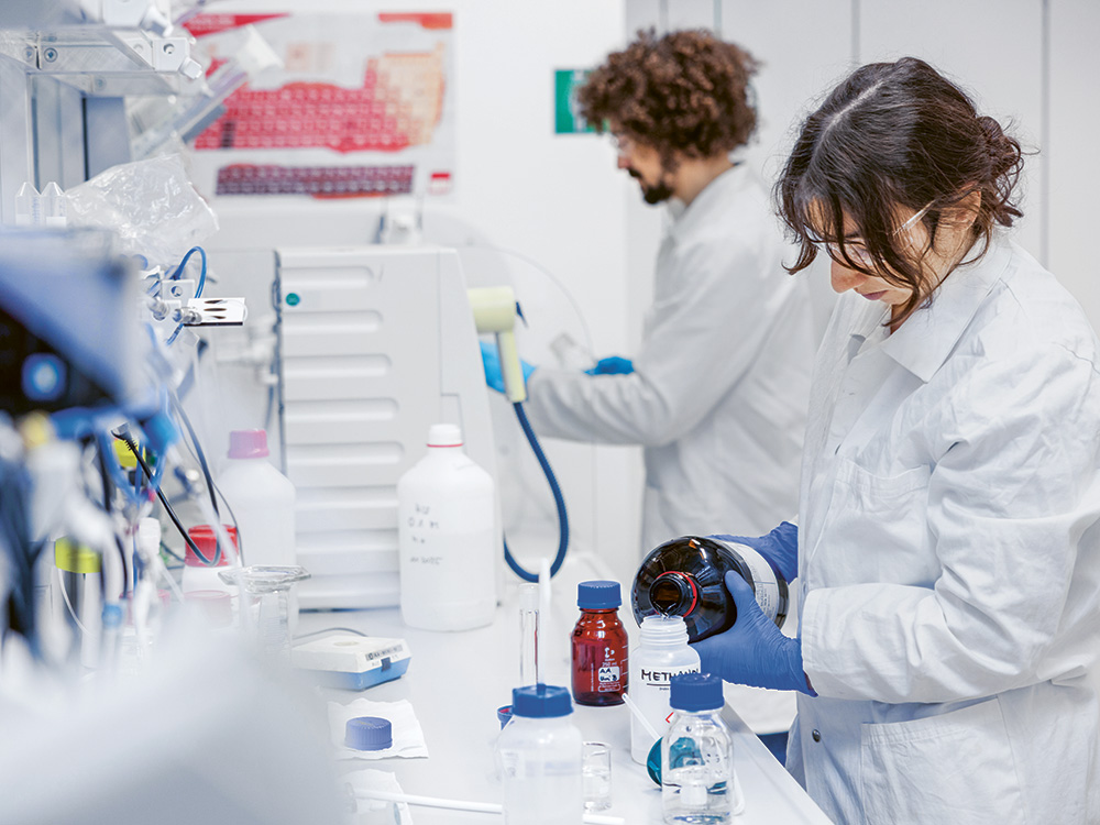 Doktorandin Elisa Chamot und Postdoc Matthias Harder im Labor beim Vorbereiten von Chemikalien Doktorandin Elisa Chamot und Postdoc Matthias Harder im Labor beim Vorbereiten von Chemikalien