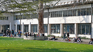 many people sitting in the courtyard of the Kollegienhaus