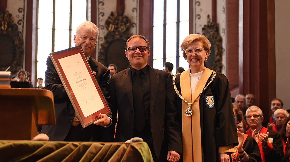 Mit dem Alumni-Preis 2016 der Universität Basel wurde der Journalist und Kriegsberichterstatter Dr. Kurt Pelda ausgezeichnet. (Bild: Universität Basel, Peter Schnetz)