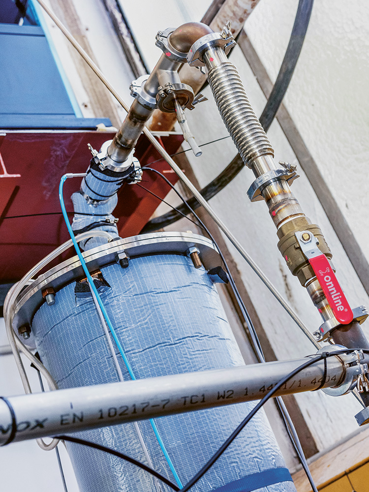 Tank, in dem Abgase unter UV-Bestrahlung reagieren wie in der Atmosphäre Tank, in dem Abgase unter UV-Bestrahlung reagieren wie in der Atmosphäre