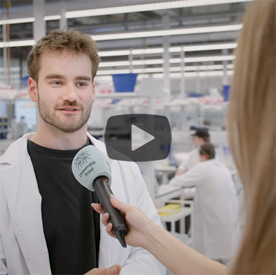 Video-Standbild eines Interviews aus der Unscripted-Reihe.