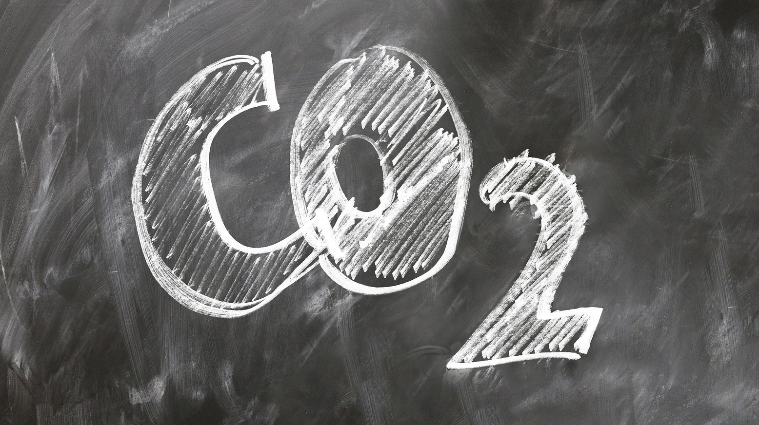 CO2 mit Kreide auf schwarzer Wandtafel geschrieben