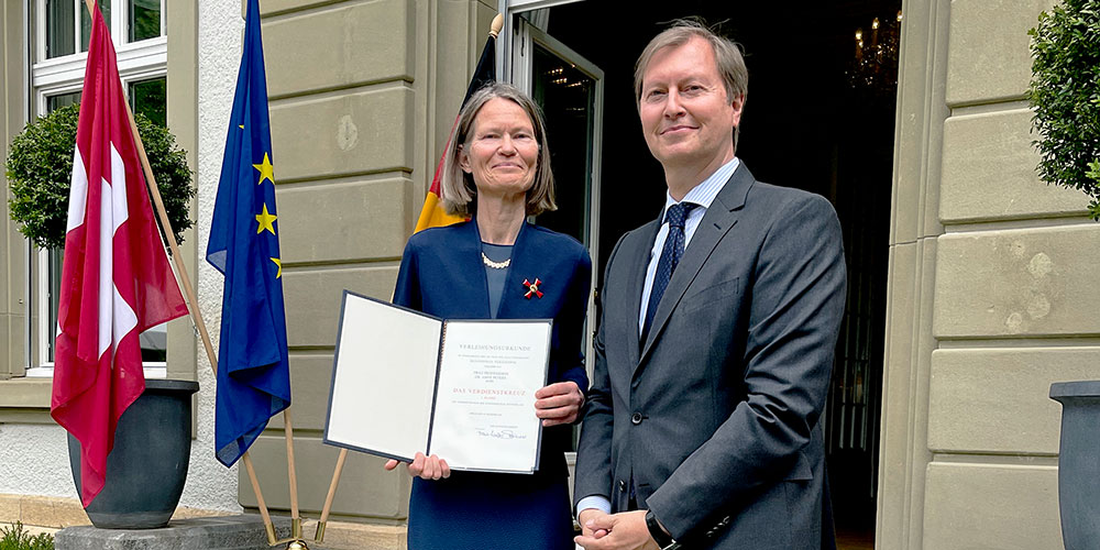 Anne Peters mit Bundesverdienstkreuz ausgezeichnet
