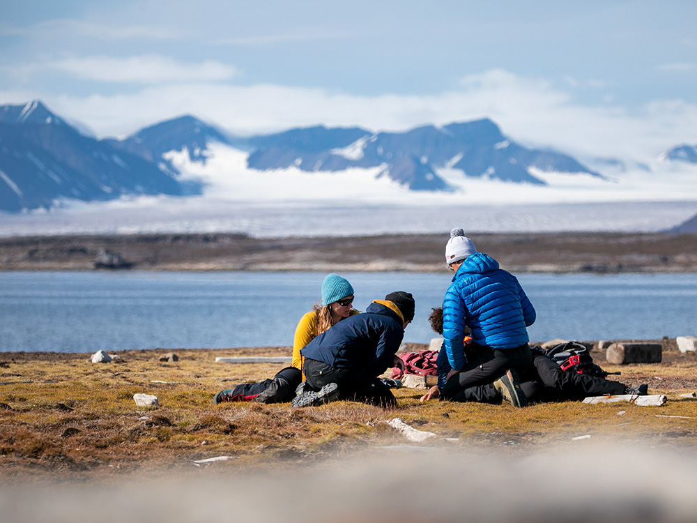 Das Forschungsteam bei der Datenerhebung, im Hintergrund die Gletscher Spitzbergens.