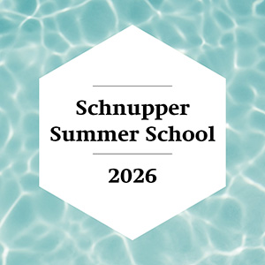 Grafik mit hellblauem Wasserhintergrund und einem weißen sechseckigen Feld in der Mitte mit der Aufschrift „Schnupper Summer School 2026“.