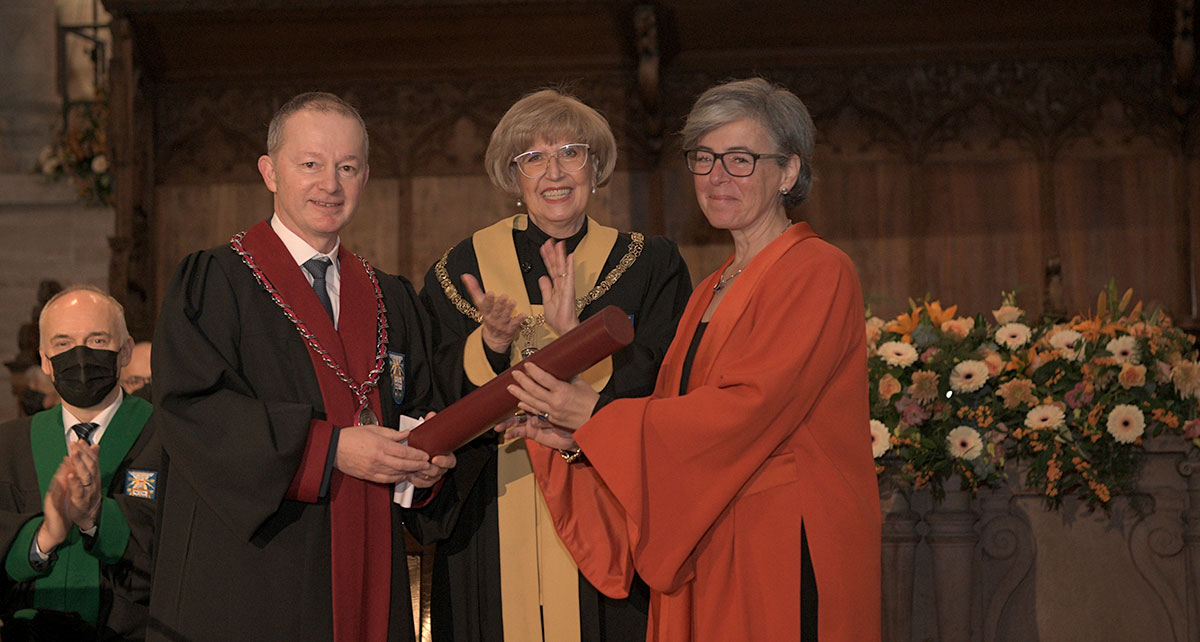 Dean Prof. Dr. Primo Leo Schär awards an honorary doctorate from the Faculty of Medicine to the publisher Gabriella Karger. (Image: University of Basel, Christian Flierl)
