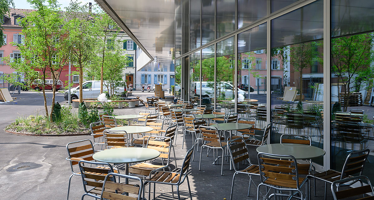 Aussenplätze vor der Cafeteria öffnen das Gebäude zum Quartier hin. (Bild: Universität Basel/UZB, Photo Basilisk)