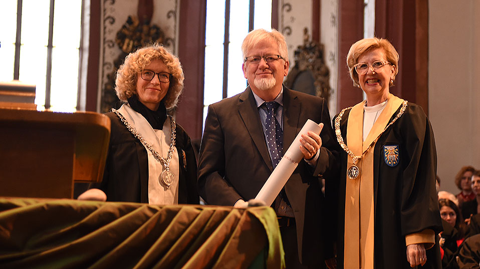 The Faculty of Psychology awards the social psychologist Norbert Schwarz with an honorary doctorate. (Image: University of Basel, Peter Schnetz)