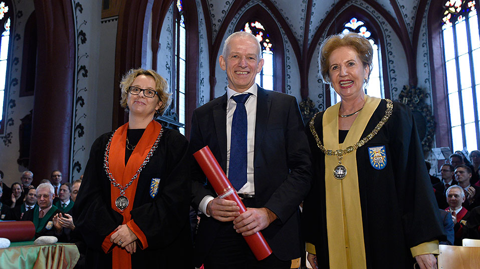 Lukas Bühlmann is awarded an honorary doctorate from the Faculty of Law. (Image: University of Basel, Christian Flierl)